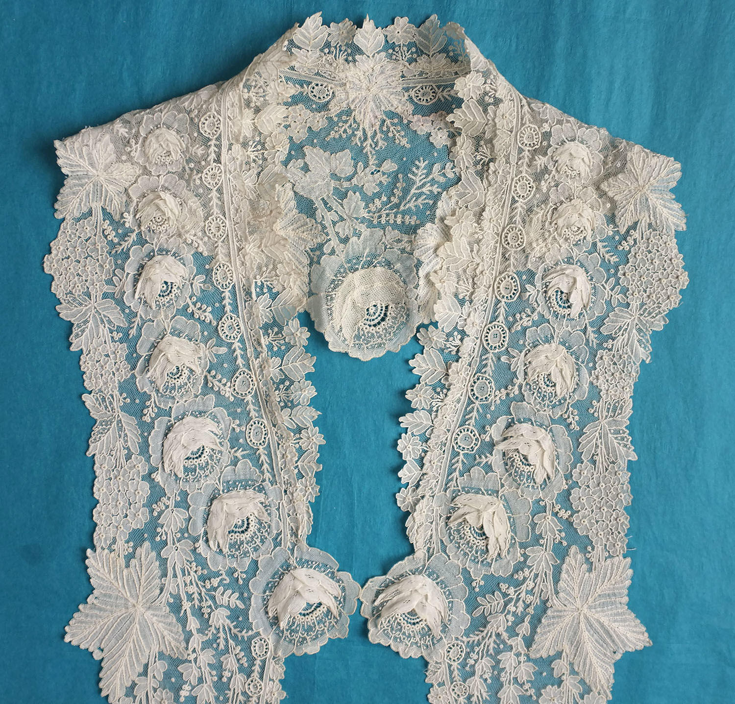 Brussels Point de Gaze Lace Collar with Rose Garland
