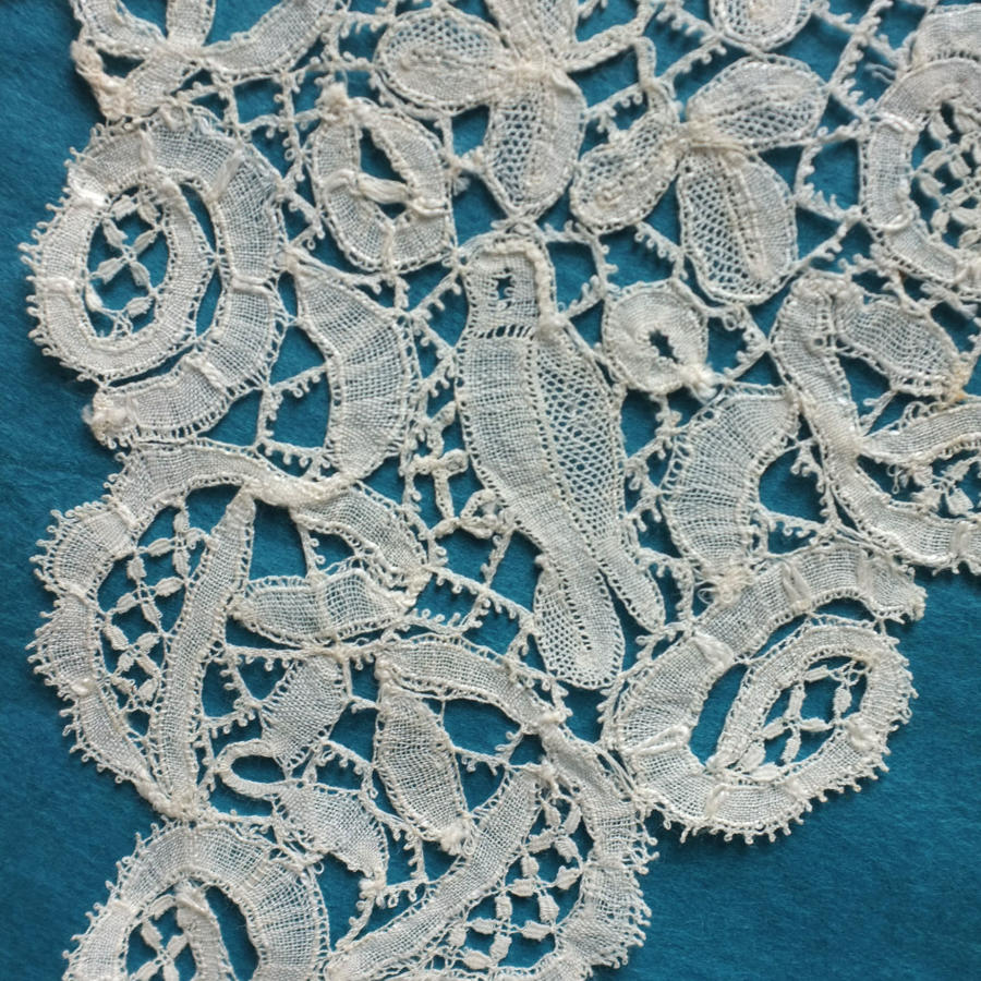 Antique Honiton Lace Collar with 4 Birds