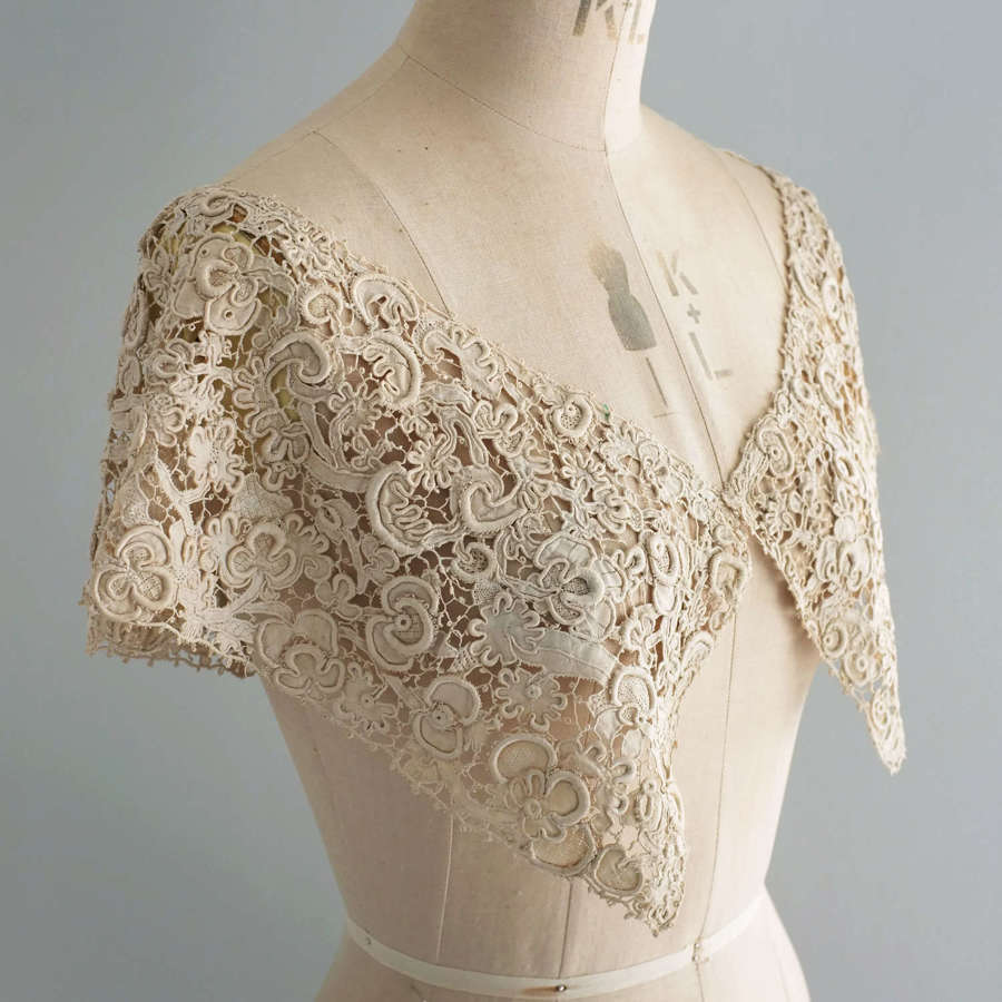 Antique Remodelled Collar Of Late 17th Century Venetian Needlelace
