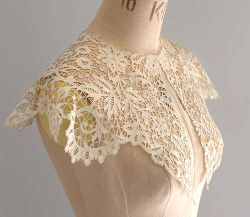 Antique Carrickmacross Guipure Lace Collar